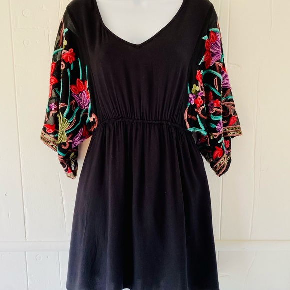 Embroidered Floral Kimono-Sleeved Dress - Picture 5 of 10